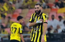 西甲战报：费尔南德斯点射制胜，十人西班牙人1-0十人巴列卡诺